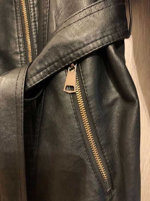 Płaszcz czarny z imitacji skóry z paskiem ocieplany L z futerkiem