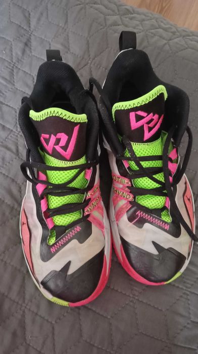 Sprzedam buty sportowe chłopięce rozm.38