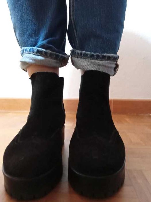 Botas com plataforma de camurça pretas