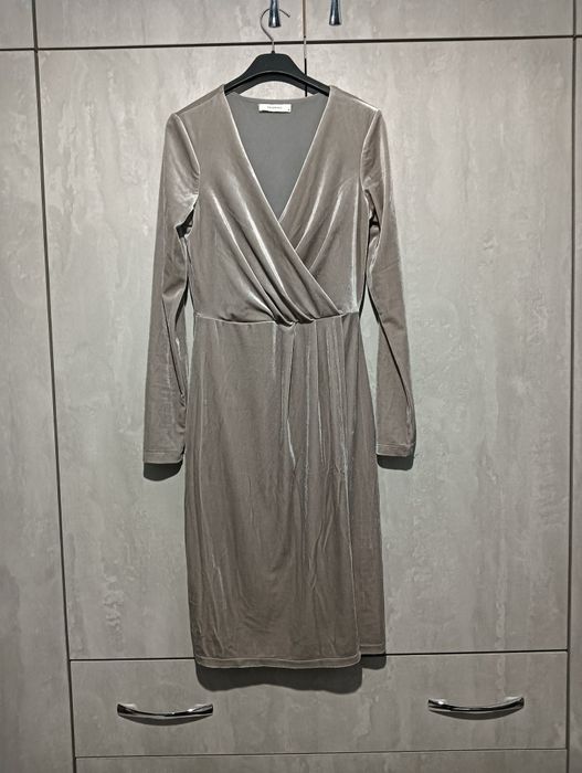 Elegancka sukienka wizytowa imprezowa welurowa firmy Reserved S