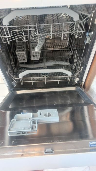 Maquina de lavar loiça Ariston para Peças  maquina trabalha bem faço entrega domicílio