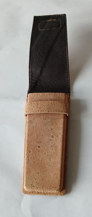 Estojo para canetas em cortiça.