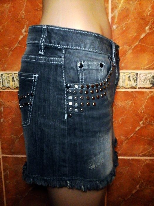 Джинсовая юбка с заклепками и бахромой