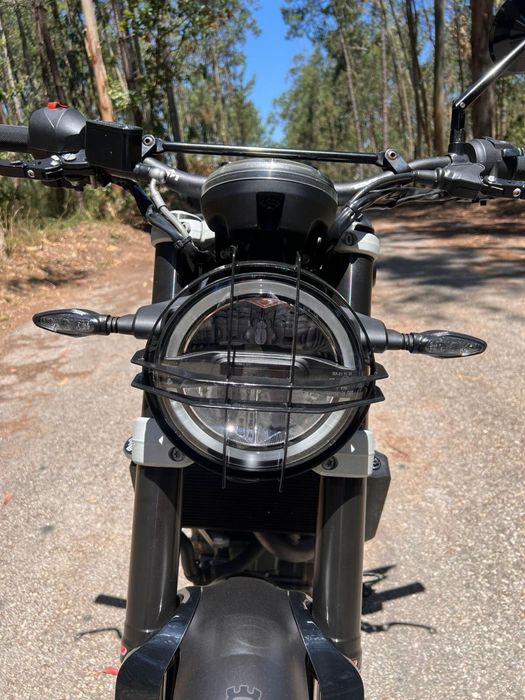 Husqvarna Svartpilen 401