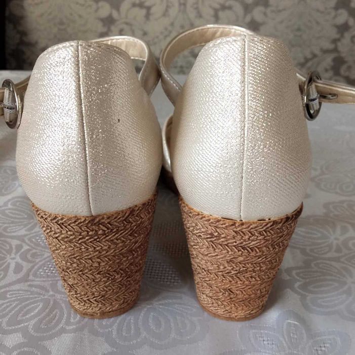 Buty damskie na koturnie