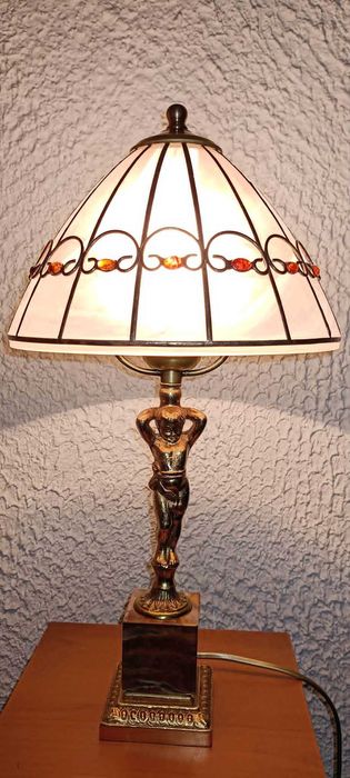 Lampka na podstawie z figurką chłopca