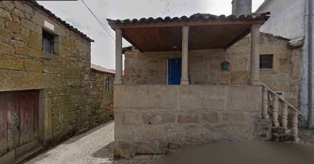 CASA A RECUPERAR NA ALDEIA troco por Auto caravana ou caravana