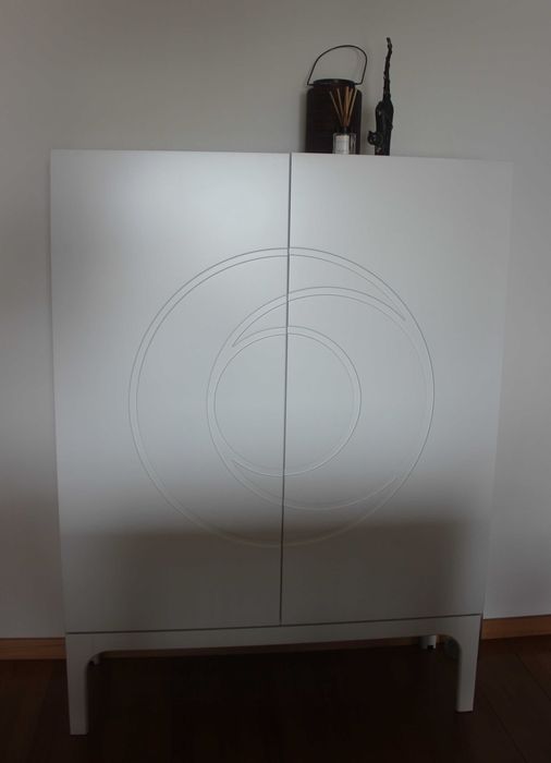 Aparador Vertical Branco – Elegância e Funcionalidade