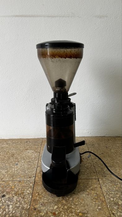 Máquina de café industrial + moinho – moinho funcional, máquina por testar