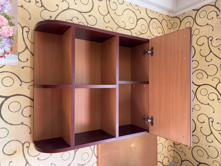 Письмовий стіл, поличка тумба для книг, підставка для компʼютера.