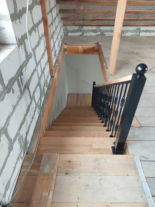 Сходи ЛОФТ на металевому каркасі перила ступені дуб ясен бук сосна