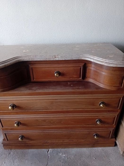 Vendo duas mesinhas de cabeceira e uma cómoda