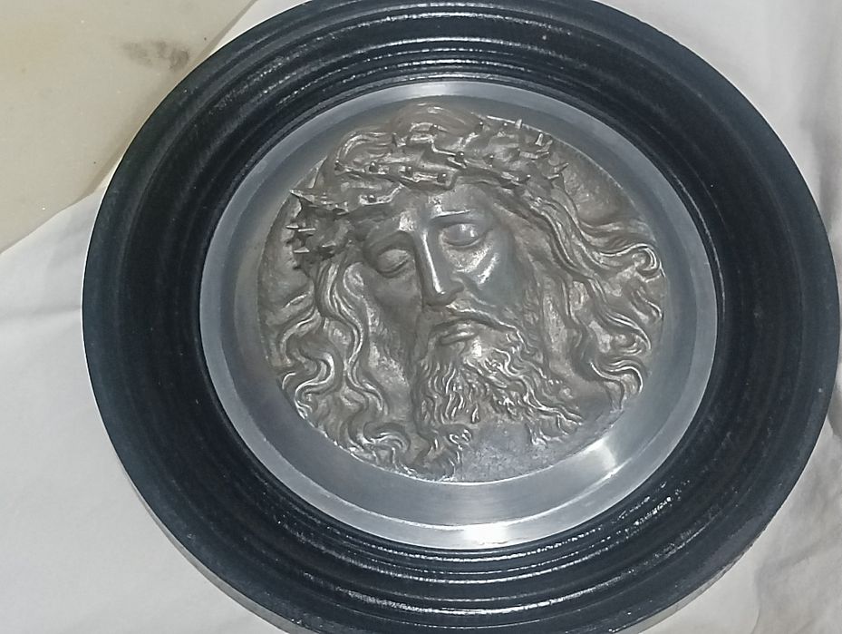 Prato de cristo em relevo