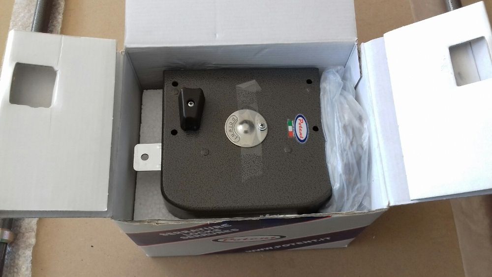 Fechadura Esquerda, com 5 trincos, abertura para fora - Nova