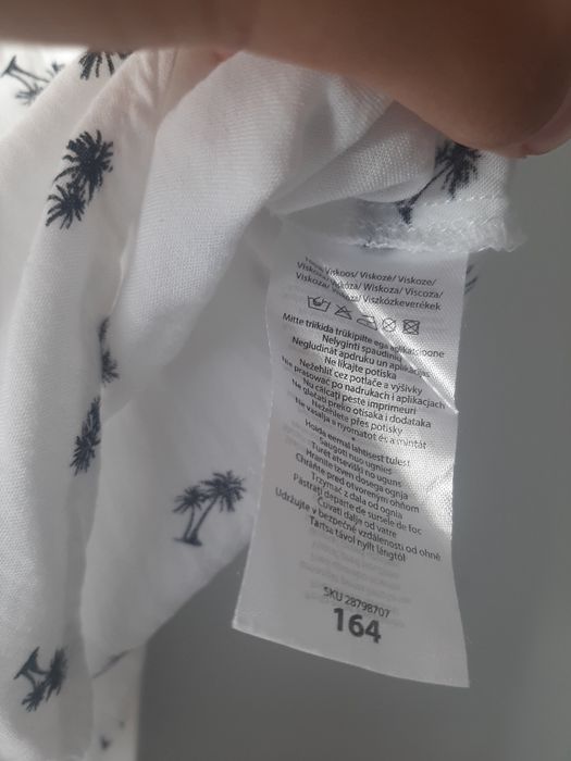 biala koszula w palmy