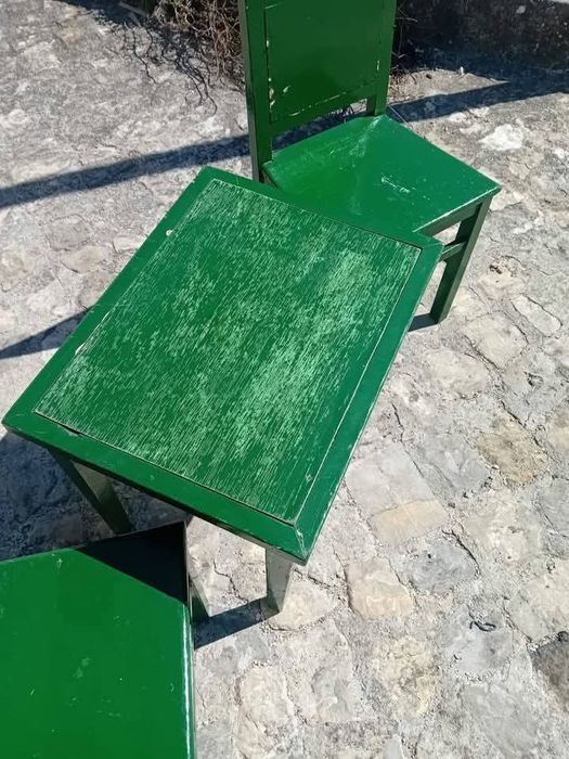 Conjunto de mesa e cadeiras de criança