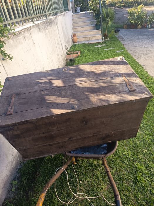 Vendo arca com mais de 90 anos