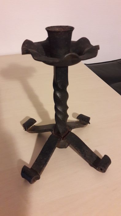 Świecznik z elementów kutych