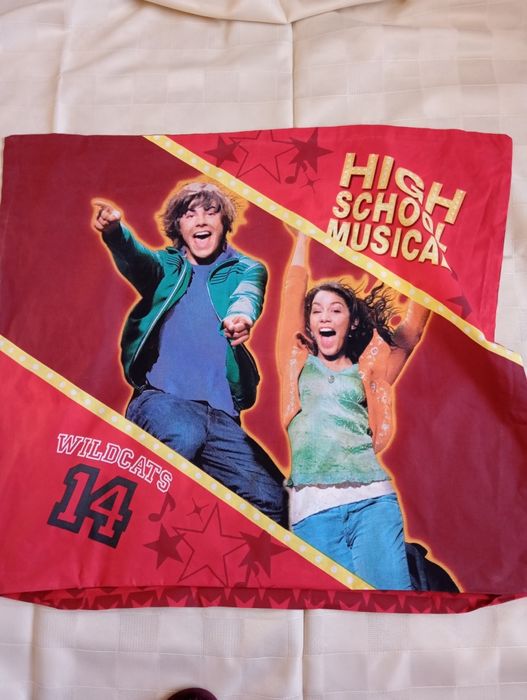 Постільна білизна ( підковдра  1,5*1,9 та наволочка 07*0,8)