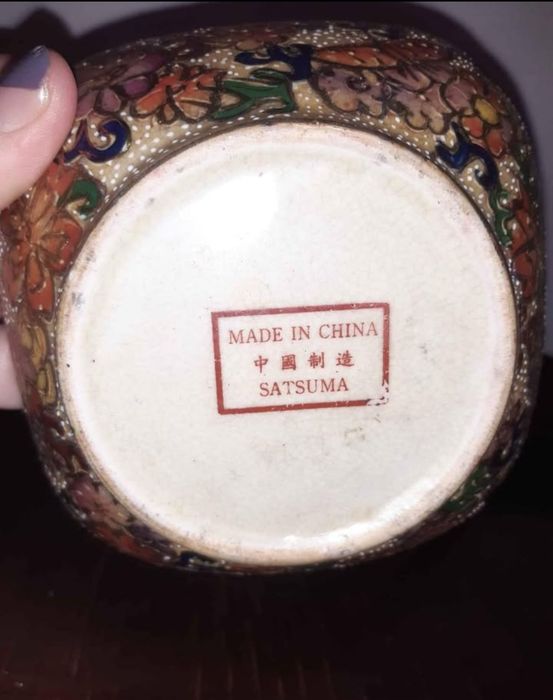 Taça pequena em ceramica com ilustração de gueixas 
Para desocupar