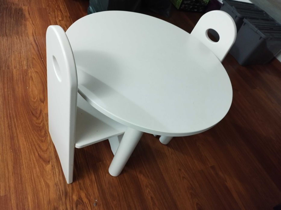 Mesa e duas cadeiras para quarto criança