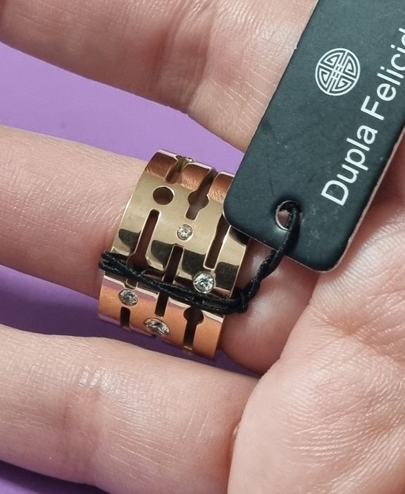 Anel em rose gold, em aço, cheio de brilhantes. T17