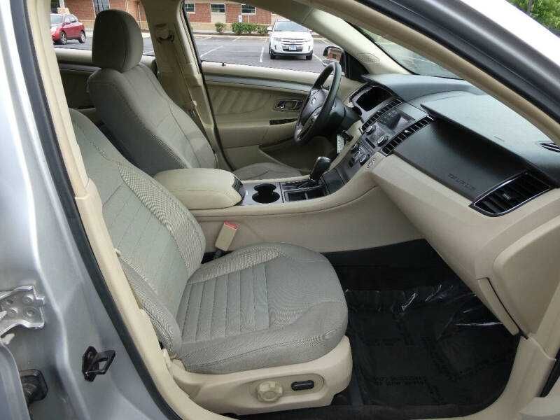 2017 Ford Taurus SE