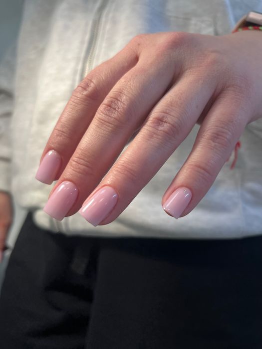 Манікюр/педікюр/нарощення