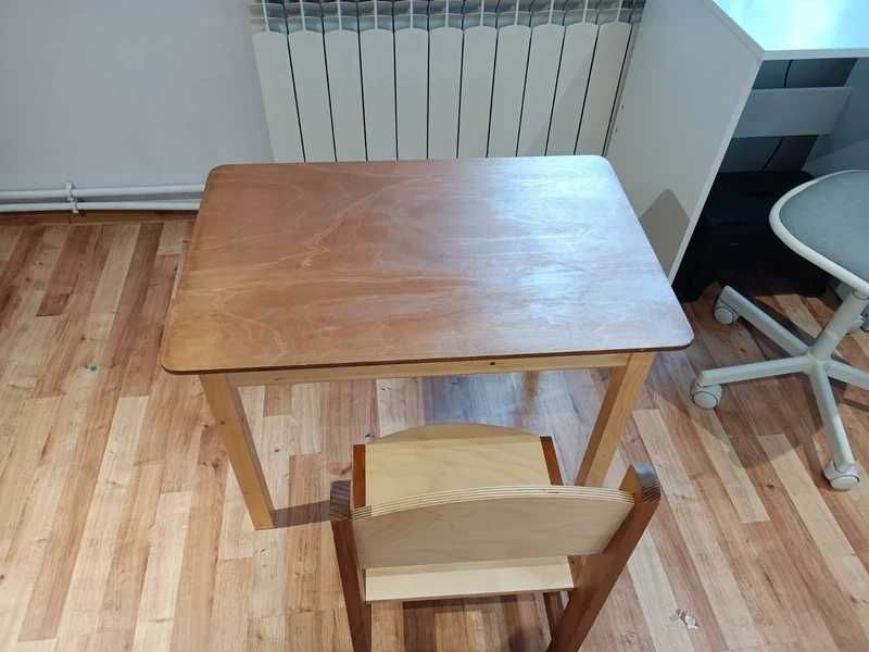 Stolik drewniany z krzesłem dla przedszkolaka
