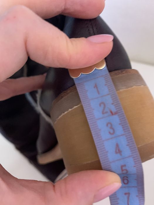 Высокие сапоги, коричневый цвет.