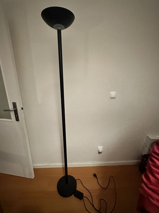 Candeeiro de pé preto regulavel