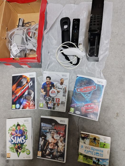 Wii com comando preto e jogos