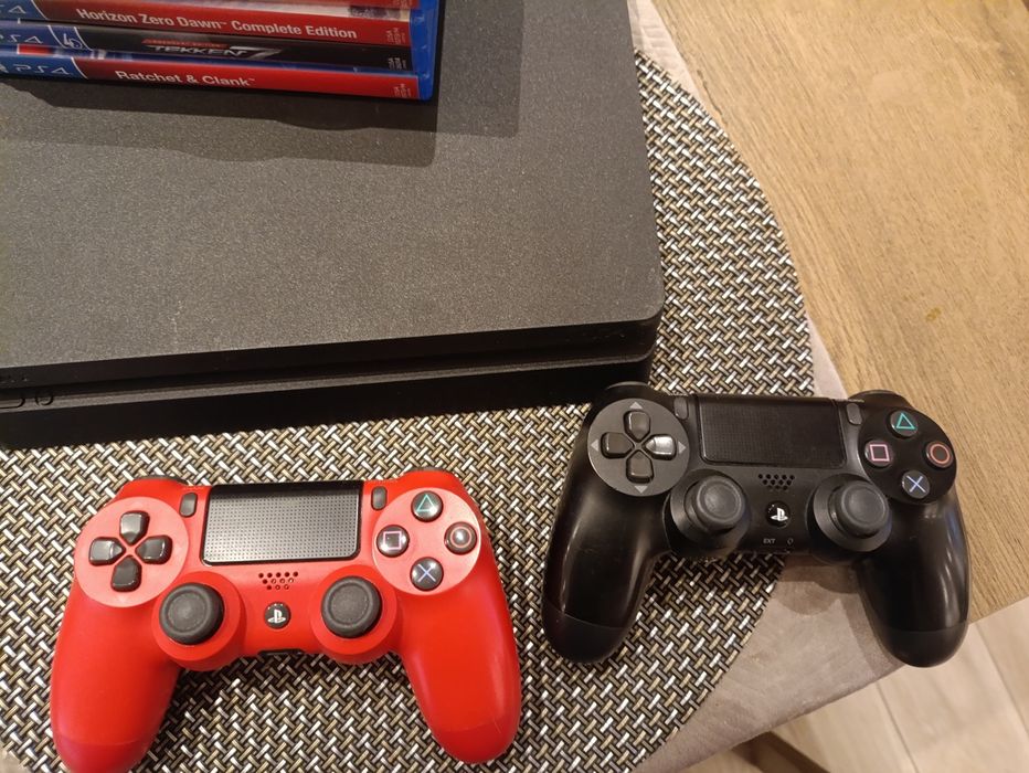 PS4 Slim + gry + 2 pady