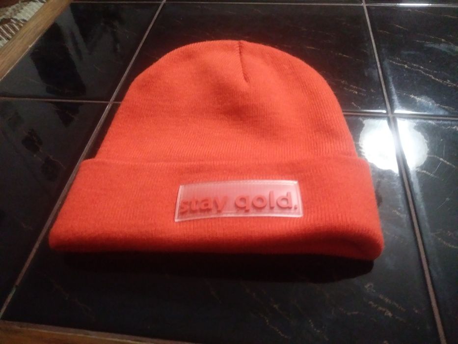 Czapka damska. Stay gold.