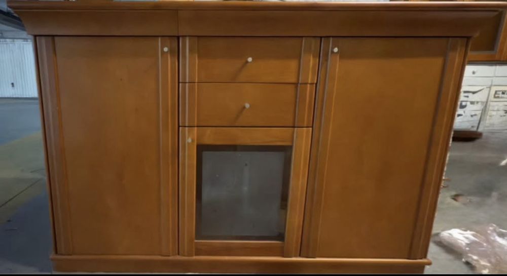 Mobilia em cerejeira.