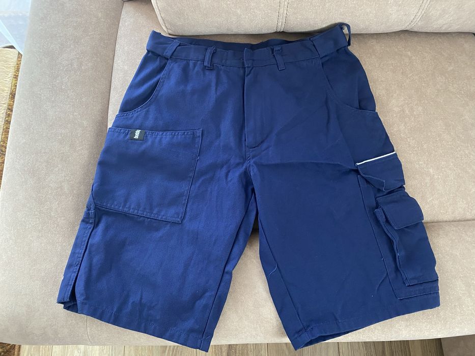 Krótkie spodenki robocze.