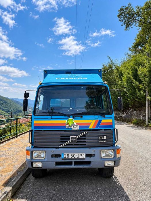 VOLVO FL6 14 transporte de cavalos