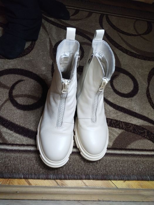 стильні черевики жіночі шкіряні lifepert молочного кольору white boots