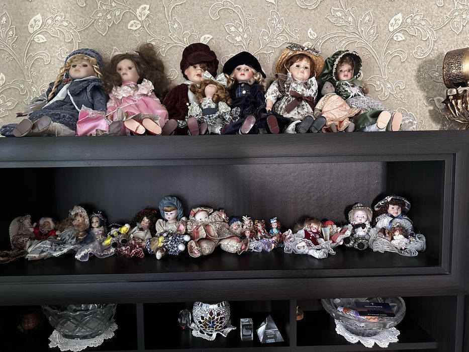 Колекція фарфорових ляльок