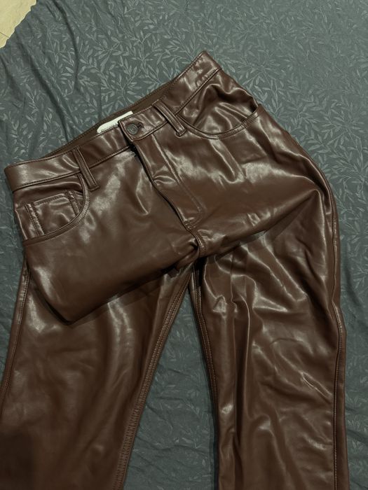 Шкіряні брюки в трендовому кольорі