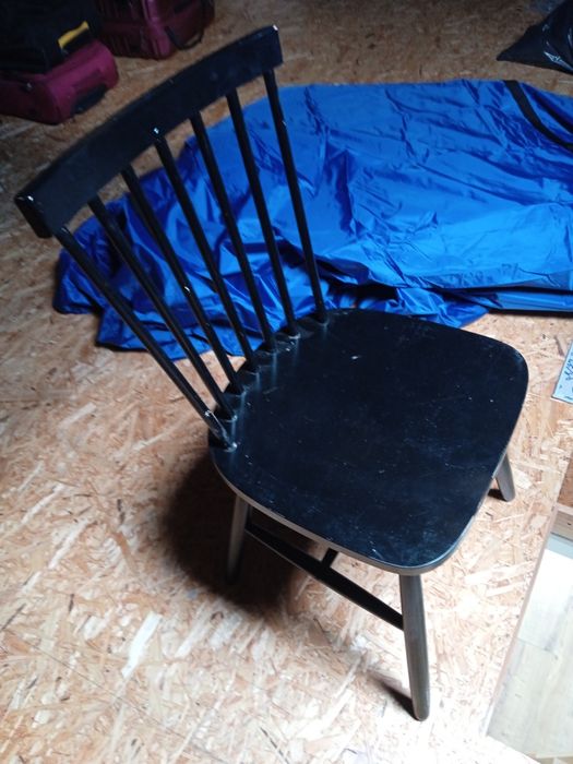 Krzesło drewniane / uszkodzone do renowacji