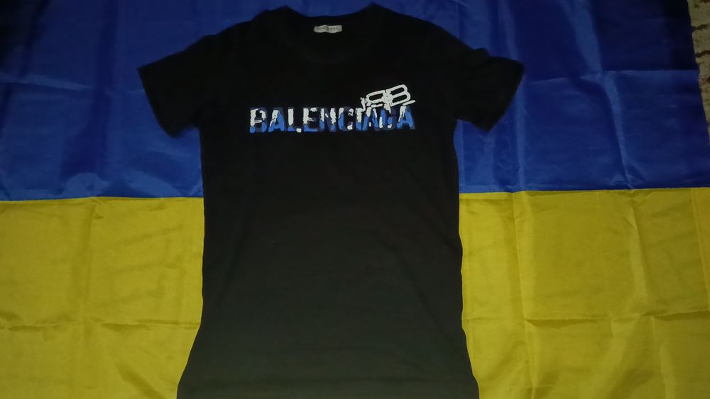 футболка от бренда Balenciaga