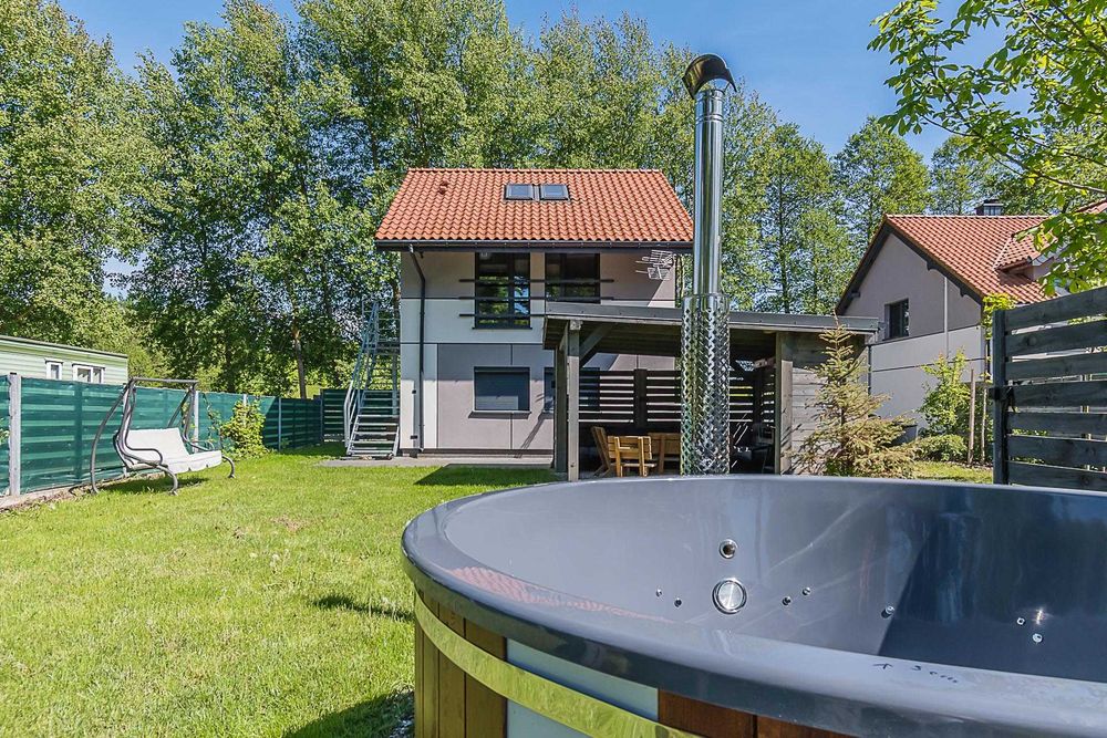 Domek letniskowy nad jeziorem z własną linią brzegową