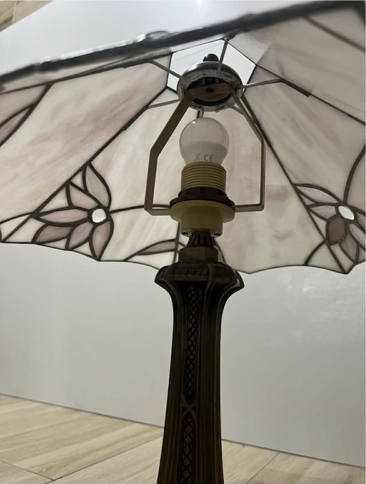lampa stołowa witrażowa w stylu Tiffany