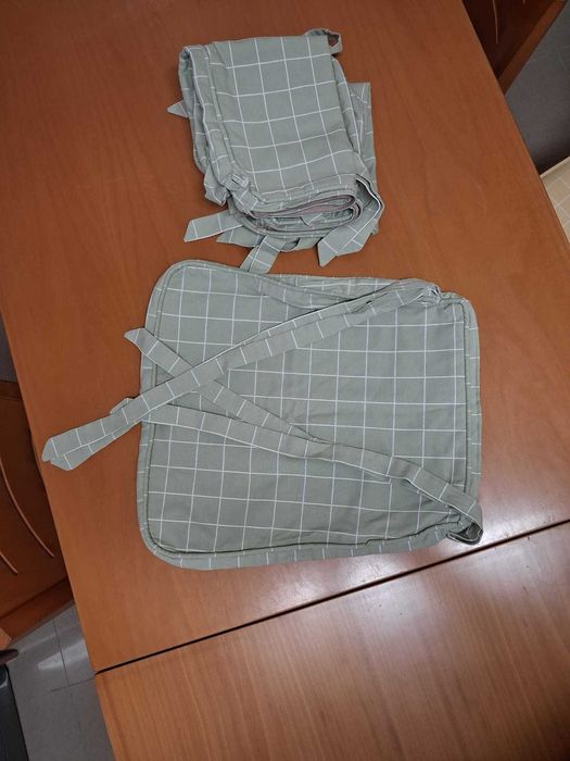 Mesa extensível, 4 cadeiras, 4 cochins e 4 forras suplentes.