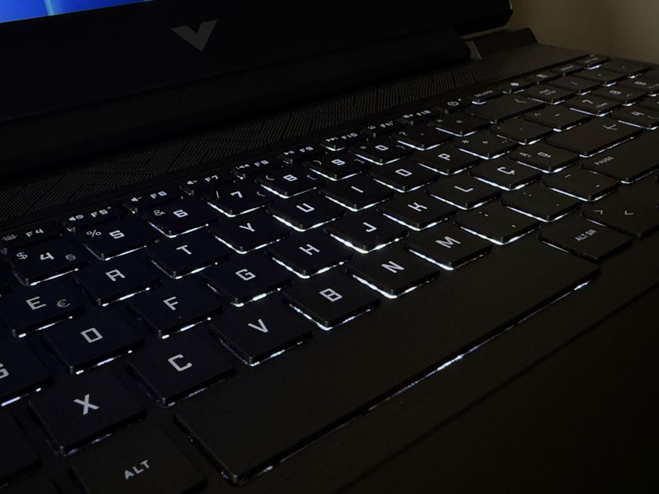 Victus Laptop Gaming HP 15-fa0022np / Intel i5-12450H / NVIDIA GeForce RTX 3050 4GB / 16GB RAM / 512GB SSD / 15,6” Full HD 144Hz / Windows 11