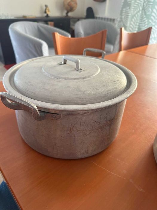 Tacho e panela de alumínio usados uma vez