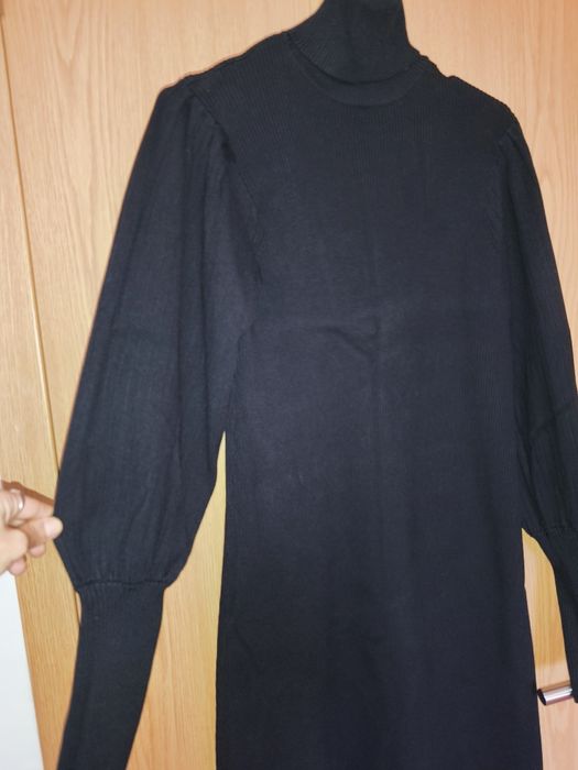 Vestido malha gola alta e mangas balão