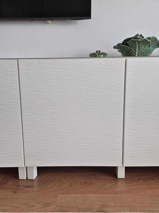 Aparador BESTA de 3m, com portas estilizadas e tampo de vidro