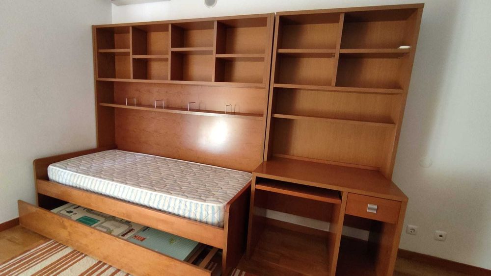 Conjunto Funcional com Cama, Secretária e Estante em Madeira